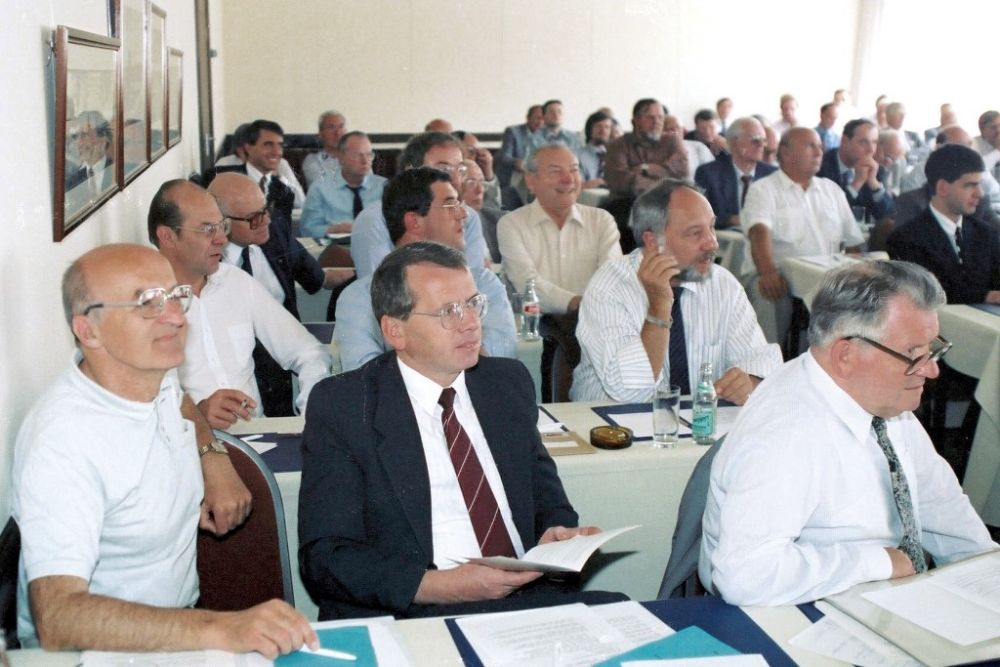 vorne von links: Dr. Gotthard Kowollik, Dr. Gunter Kretzschmar, Rudolf Burgfeld (alle DDR-Pruefverband), Mai 1990.jpg