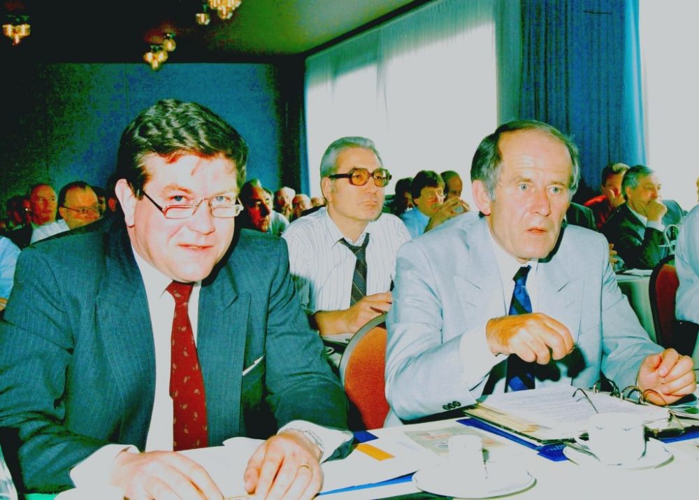 1. Reihe: Volker Parthen (BDB), Juergen Ehrlich (APHV), 2. Reihe: Wolf Ising, 1988.jpg