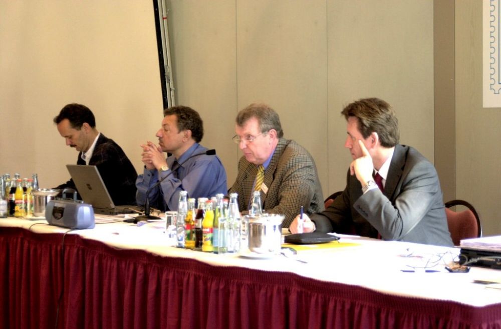 Dr. Michael Jasch, Dr. Helmut Oechsner, Dr. Hans-Karl Penning, Hans-Dieter Schlegel, Vorstand 2001.jpg