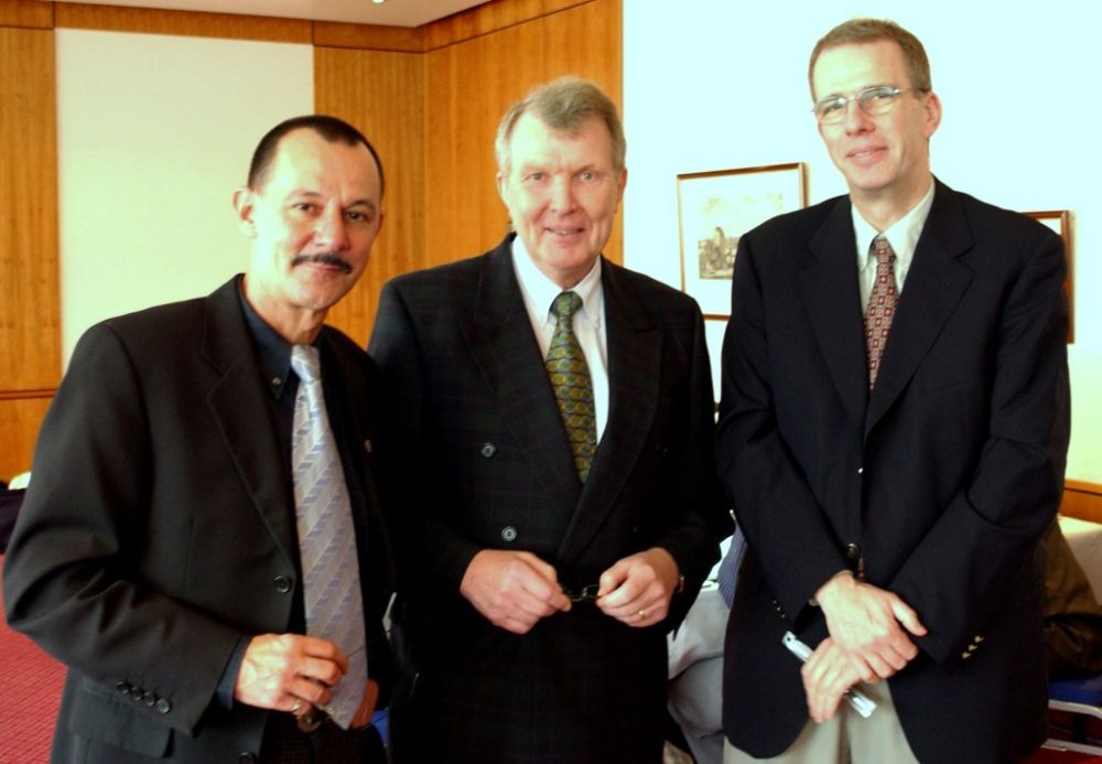 von links: Carl-Heinz Schulz (APHV), Dr. Hans-Karl Penning, Hans-Joachim Schwanke (BDB), 2002.jpg