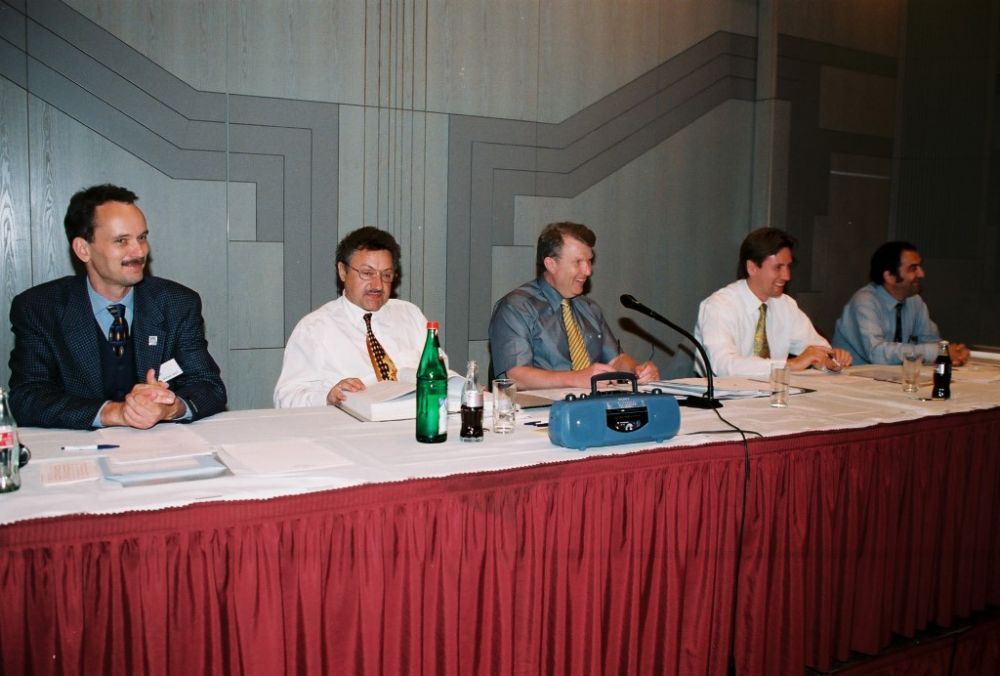 von links: Dr. Michael Jasch, Dr. Helmut Oechsner, Dr. Hans-Karl Penning, Hans-Dieter Schlegel, Dr. Jobst von Heintze, neuer Vorstand 1999.jpg