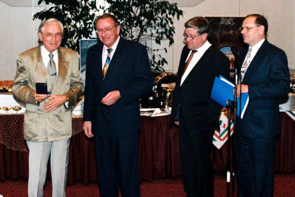 von links: Hans-Georg Schlegel, Guenter Bechtold, Volker Parthen (BDB), Wilhelm van Loo, Koehler-Preis 1996.jpg