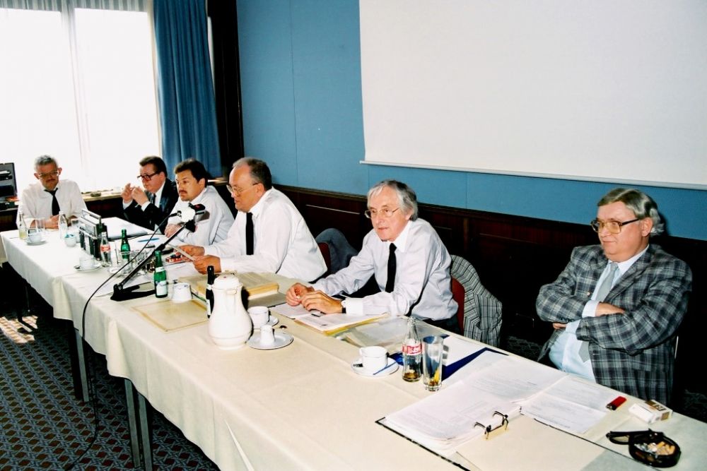 von links: Johann Ulrich Schmitt, Hubertus Eibenstein, Dr. Helmut Oechsner, Dr. Arno Debo, Hans-Georg Schlegel, Klaus Hoffmann, Vorstand 1988.jpg