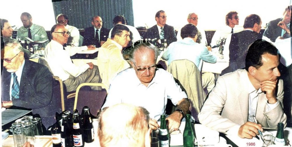 vor Mitte und rechts: Alfred Lippschuetz, Florian Berger, 1986.jpg