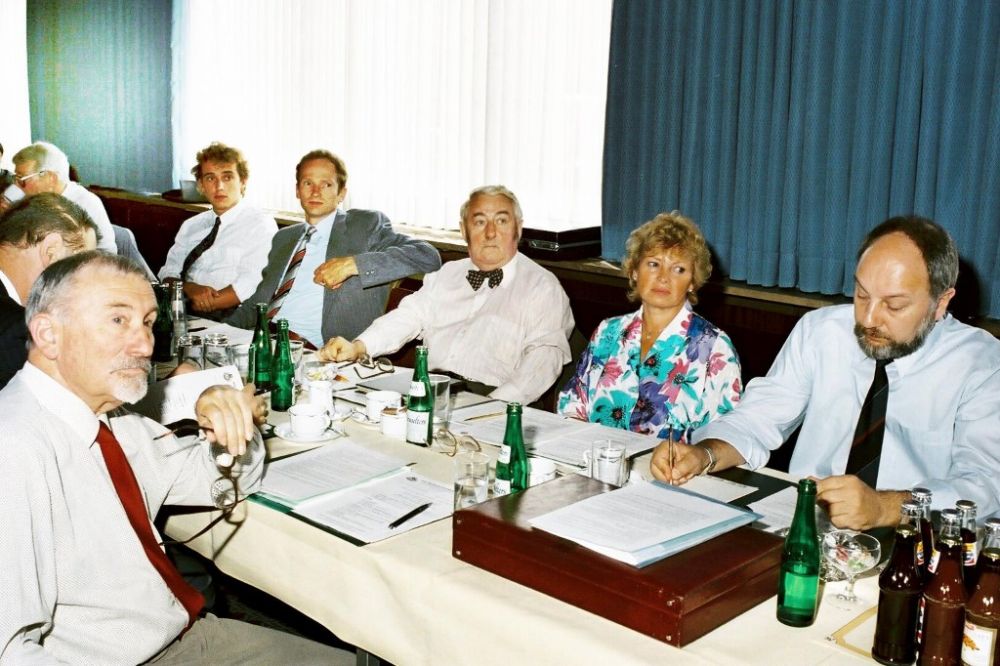 vorne links: Friedrich Spalink, rechte Tischreihe von links: Andreas Schlegel, Rolf Tworek, Hans-Waldemar Vespermann, Maria Brettl, Jochen Heddergott, 1986.jpg